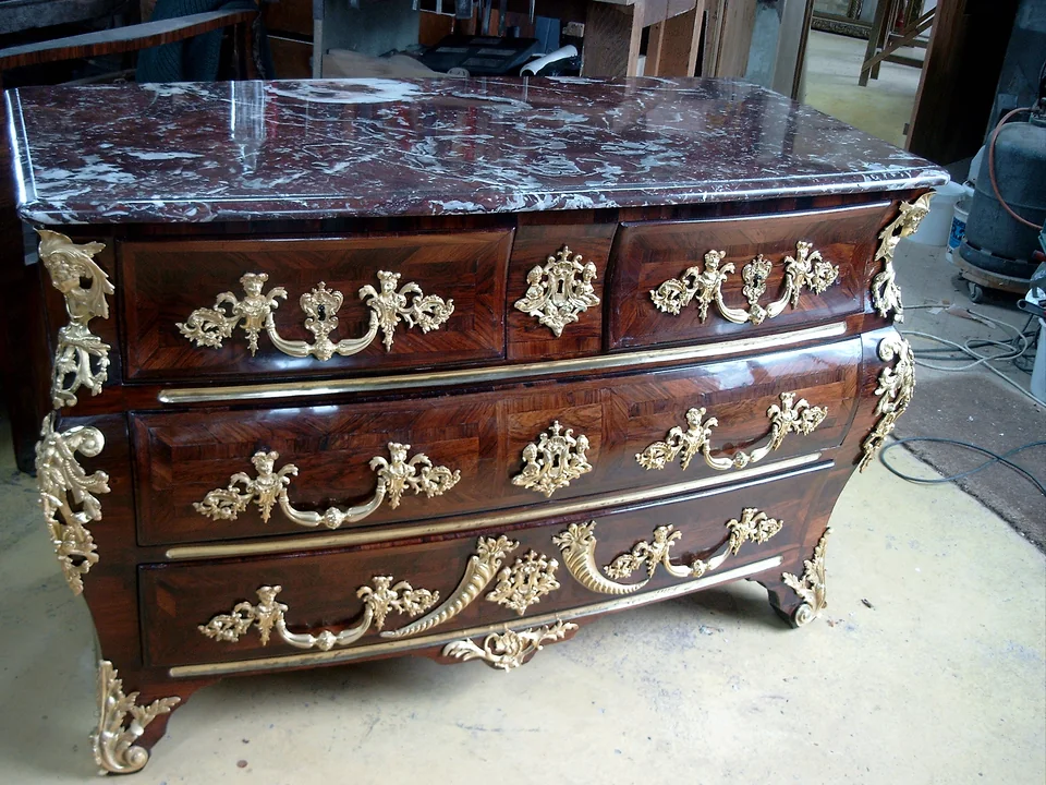 Commode Régence après restauration