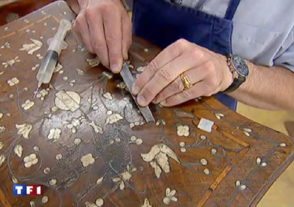 Travail de marqueterie à l’atelier